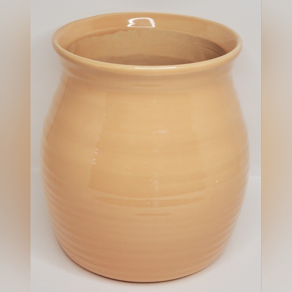 MCM Hyalyn Pottery, USA No. 942 Peach Vase or Flower Pot, Excellent